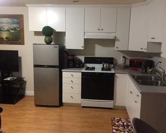 Dreams & Streams . Second dwelling with a private romantic patio and backyard. - Burbank - Kitchen