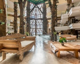 Holiday World Resort - בנאלמדנה - לובי