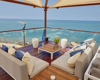 Coral Beach Hotel and Resort Beirut - ביירות - מרפסת