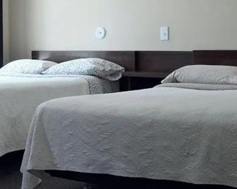 Lions Head Beach Motel & Cottages - Waterfront - Lion's Head - Bedroom