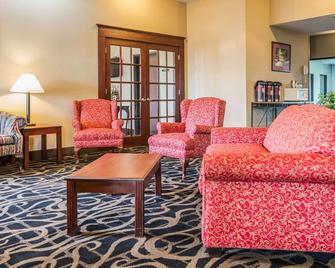 Quality Inn and Suites Mendota near I-39 - Mendota - Living room