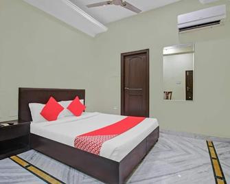 Spacious building with 9 bedrooms and WiFi, AC in welcoming Hyderabad - Hyderabad - Bedroom