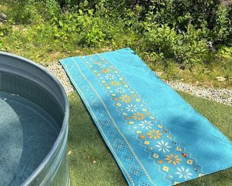The Cowboy Cabin, secluded and peaceful, only 5 min from town & sleeps 4. - Decorah