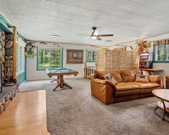 Creekside Cabin with Hot Tub-Fireplace-Pool Table - Ashford - Wohnzimmer