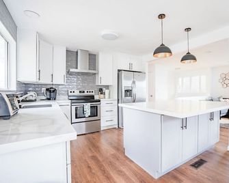 Spacious 6-BR Farmhouse near Downtown - Seattle - Kitchen