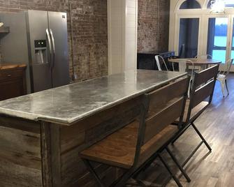 Newly re-listed downtown historic apartment - Cape Girardeau - Dining room