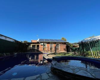 big group entire house 15 beds - Adelaide - Pool