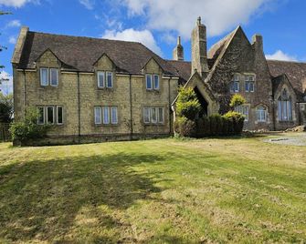 The Schoolhouse Hotel - Swindon - Edifício