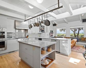 House in Oakville, CA with Lap Pool, Outdoor Entertaining Space & Tennis Court - Napa - Cuisine