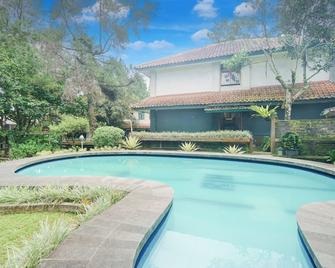 Dancenter Bogor Near Taman Safari Former - Bogor - Pool