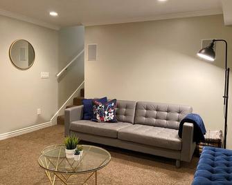 Entire Modern Basement Apt in Sandy—1 min to I-15 - Sandy - Living room