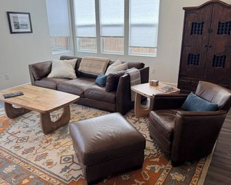 New Spacious 3br Fernley Home With Patio & Pool Table Near Reno & Usa Parkway - Fernley - Huiskamer