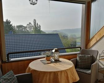 DTV star Eifel panoramic view with balcony f. 2 pers. only 10 minutes from Nurburgring - Mannebach (Vulkaneifel) - Balcón