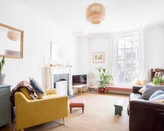 Bright & Stylish 1bd Flat - Temple Bar - Dublin - Living room