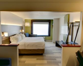 Holiday Inn Express & Suites Sioux Center By IHG - Sioux Center - Bedroom