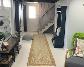 Waterfront- Yr 2025 Downstair den; no pet fees; toiletries for your convenience. - Milford - Sala de estar