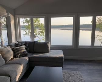 Beautiful Lakefront Home With 5 Bed/3 Baths, Wifi, Tons Of Amenities! - Mahone Bay - Вітальня