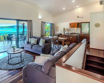 Casuarina Cove 1 on Hamilton Island by HamoRent - Hamilton Island - Living room