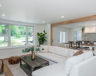 Bellbrook | Professionally Remodeled | 10 Acres in the Woods w/ Zipline! - Bellbrook - Living room