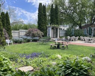 Historic Downtown Luxury-Lake-Coffee-Spa like BA - Delafield - Патіо