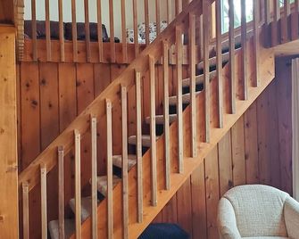 Westview Getaway: charming 4-bedroom lakeside cabin, 90 min. west of Twin Cities - Litchfield - Escaleras