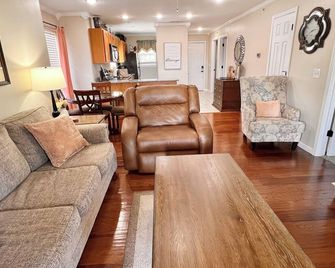 Next To Sdc & Table Rock Lake. 20ft Patio. King Master 2br 2ba.Full Size Kitchen - Branson - Living room