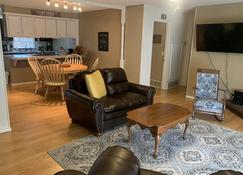 Spacious two bedroom home away from home near airport and downtown! - Wichita - Living room