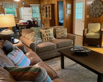 Wonderful family cottage with beautiful, huge, white sand Lake Michigan beach - Silver Lake - Sala de estar