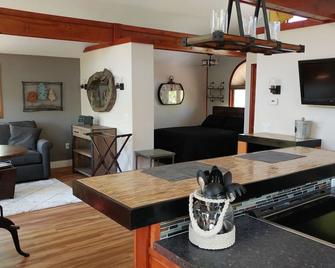 Captain Bill's Guest House And Heated Sw - Poland - Wohnzimmer