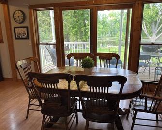 River Haven Farmhouse - New London - Dining room