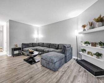 Southern Comfort: 2bd/2ba Near Downtown Columbia - Columbia - Living room