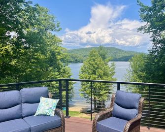 Little Squam Lakefront Retreat - Beach, Dock, Sleeps 10, Kayaks/Sups & Firepit - Ashland - Balcony