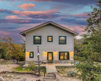 Custom Built by the Littlehale Family - Julian - Edificio