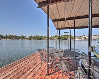Boat Dock, Furnished Deck! Lakefront Ozarks Home - Lake Ozark - Balcony