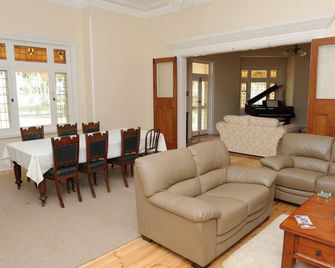 칵번 하우스 - 제임스타운 - 거실