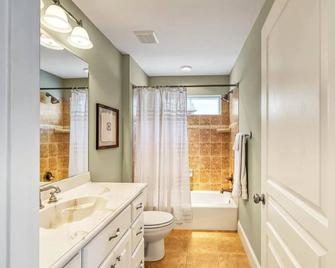 Peach on the Beach. 4 Br home. 15 steps from the beach! - Freeport - Baño