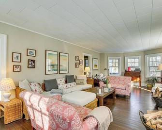 Historic Poughkeepsie Home Near Arlington and Vassar - Poughkeepsie - Living room