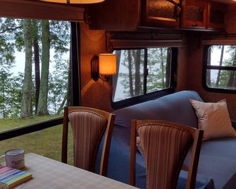Twin Birch Resort - The Loon on the Lake - Lakefront with Dock, Kayak, and Rowboat! - Honor - Sala de estar