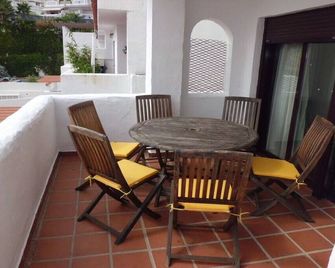 Very Spacious 2 Bedroom Apartment in a Complex with 3 pools - Marbella - Balcony