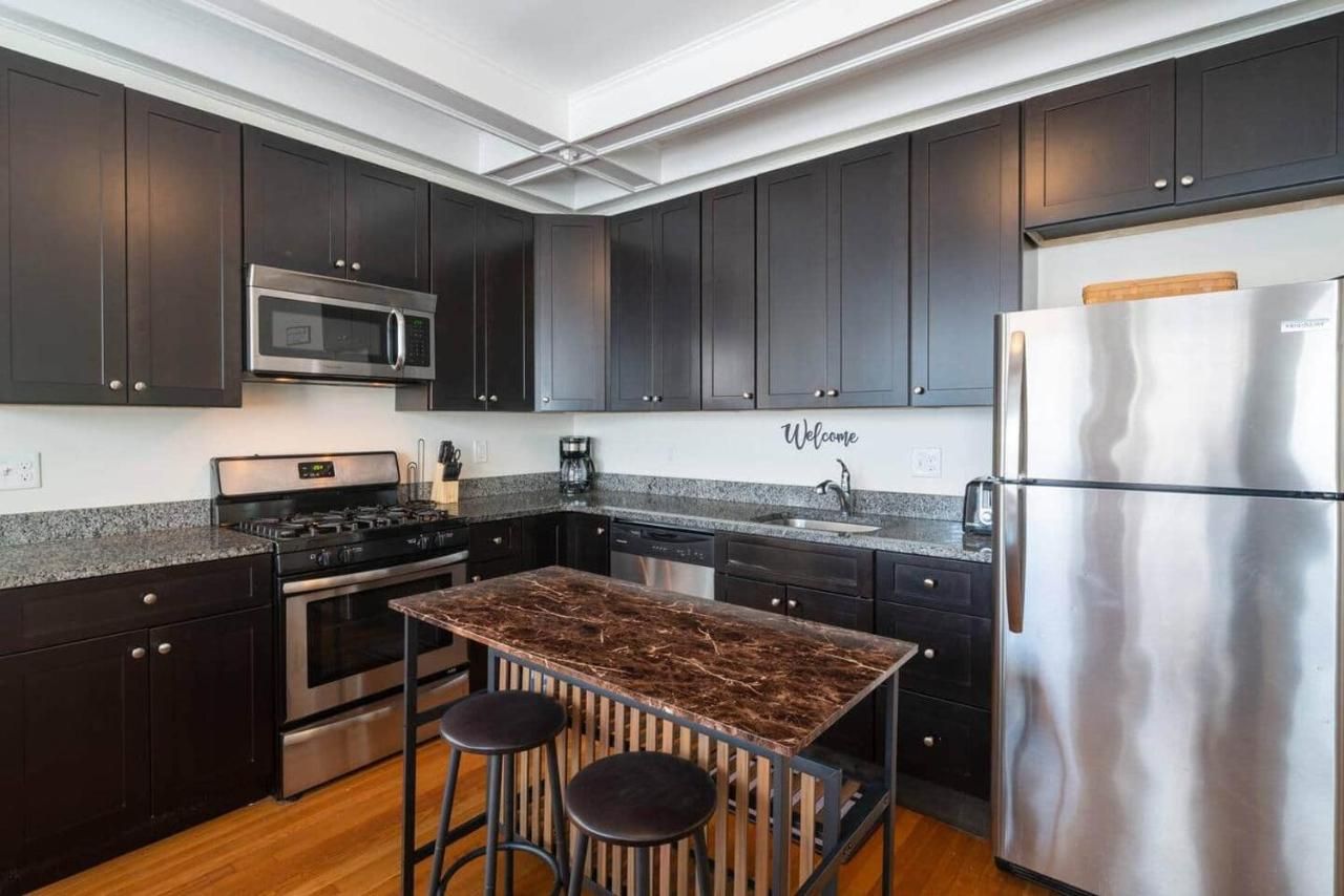 “Red” 2-bedrm Apt in Jenkintown w/Free Parking