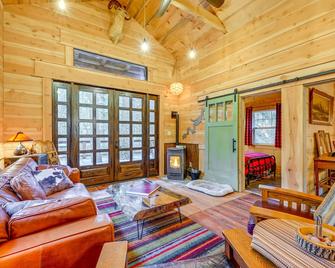 Creekside Cabin about 20 Mi to Kings Canyon Park! - Badger - Living room