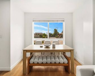 New! Modern Ballard Retreat 3br 2.5ba Fits 8 People With Ac 1 King 3 Queen Beds - Seattle - Dining room