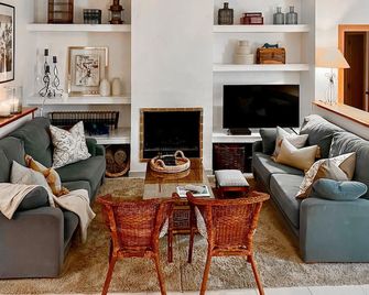 4 Bedroom Gorgeous Home In Orihuela - Orihuela - Living room