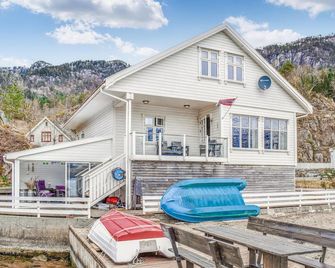 Beach Front Home In Vanvik With House Sea View - Sand - Edificio