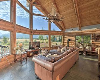 Stunning Driggs Retreat w/ Private Hot Tub & Pond! - Driggs - Huiskamer