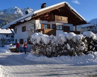Ferienwohnungen Kir Royal - Krün - Gebäude