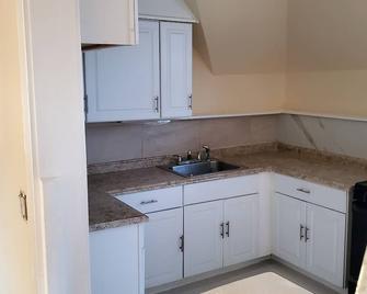 Charming 2-bedroom apartment in nice Historic Plainfield with WiFi, AC. - Plainfield - Kitchen