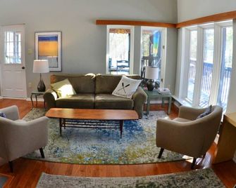 The Hideaway - Waterfront Cottage With Private Dock On Porter Lake - Muskoka - Bala - Living room