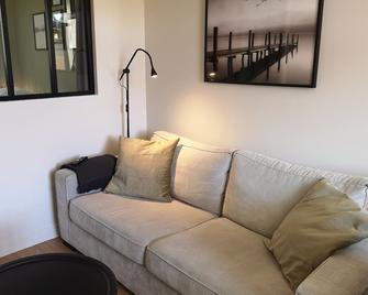 Condrieu garden apartment with private enclosed parking space - Кондріє - Вітальня