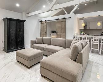 Cos Cob Cottage: Full Kitchen, Fenced Patio, Private Parking, Walk to Restaurants, Shops, and Parks - Greenwich - Pokój dzienny